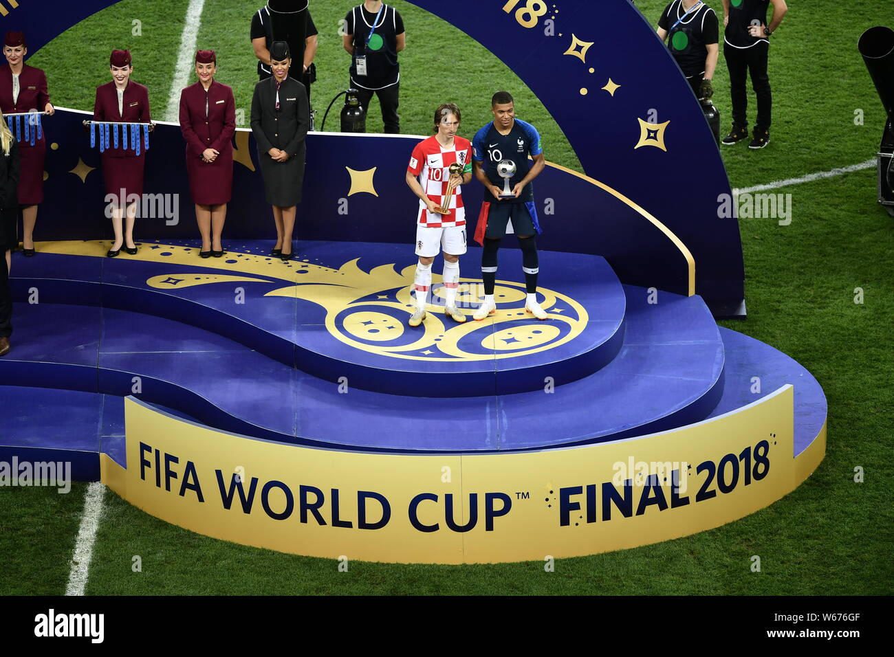 Luka Modric de Croatie, à gauche, pose avec son trophée Ballon d'or à côté  de Kylian Mbappe de France posant avec son trophée du meilleur jeune joueur  award Photo Stock - Alamy