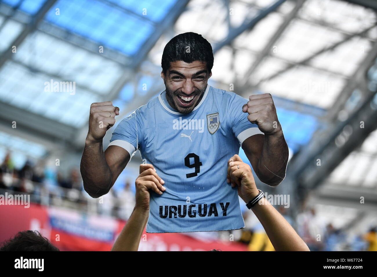 Un fan de football uruguayen est titulaire d'une découpe de Luis Suarez de l'Uruguay pour montrer leur soutien à l'équipe dans le match quart de finale entre l'Uruguay et Franc Banque D'Images