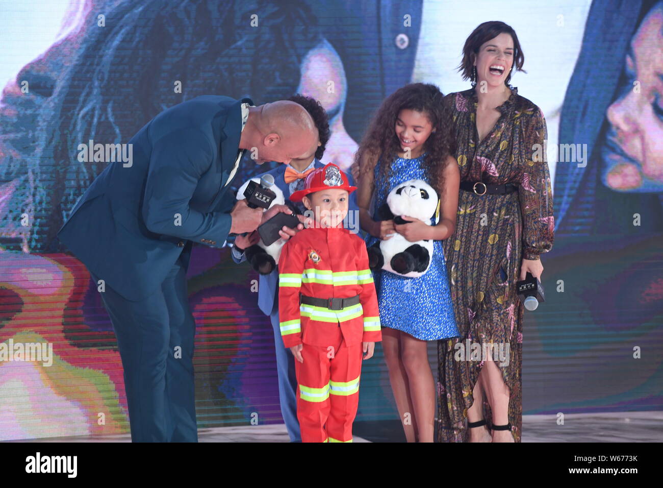 (De gauche) l'acteur américain Dwayne Johnson, l'enfant étoile Noé Cottrell et McKenna, Roberts et l'actrice canadienne Neve Campbell assister à un événement premiere f Banque D'Images