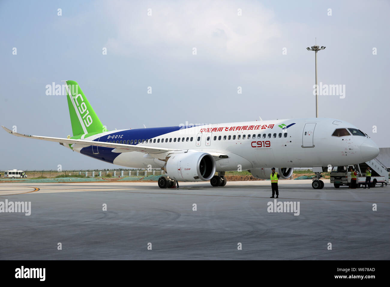 Deuxième de la Chine au pays développés de grands avions de transport de passagers C919 de COMAC (Commercial Aircraft Corporation of China) est représenté après l'atterrissage à Shucheng Banque D'Images
