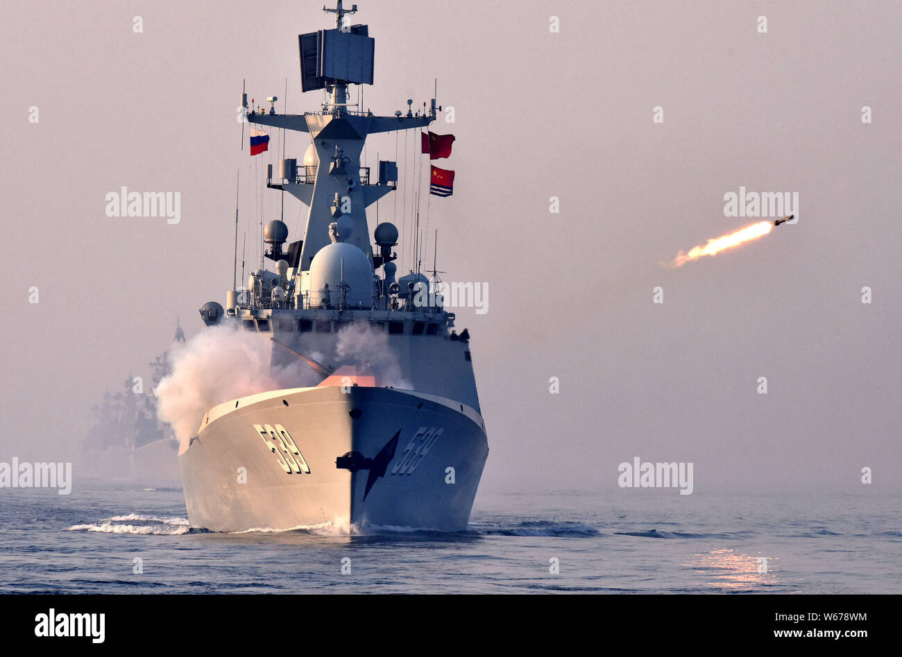 Beijing, Chine. 3 mai, 2019. Photo prise le 3 mai 2019, montre une frégate de missiles de l'Armée de libération du peuple chinois (PLA) Marine tirant une fusée depth charge au cours d'un exercice naval conjoint sino-russe. Crédit : Li Ziheng/Xinhua/Alamy Live News Banque D'Images