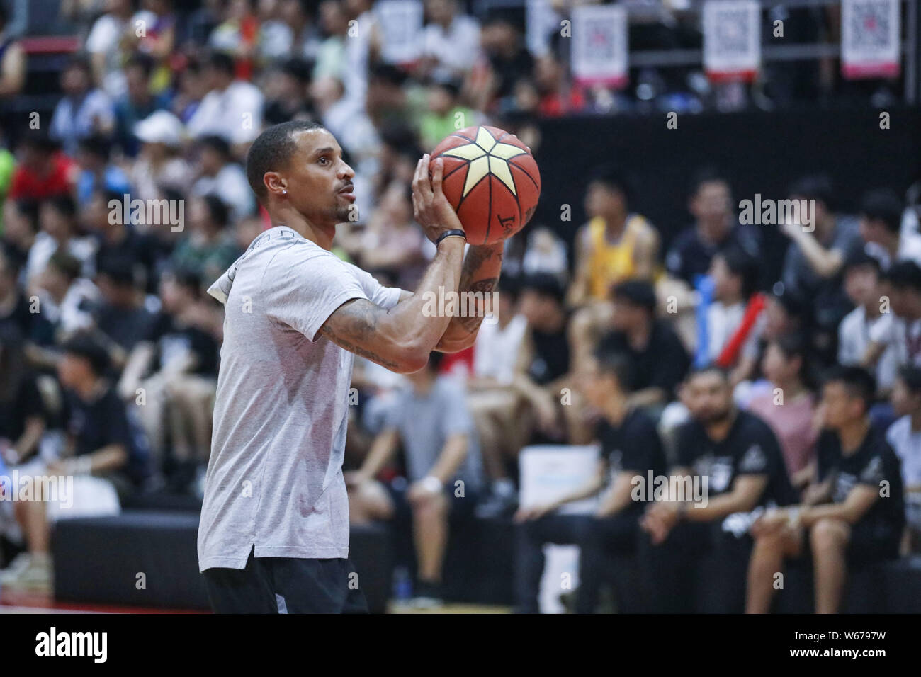 Joueur de basket-ball NBA George Hill de Cleveland Cavaliers, montre au basket-ball au Sommet 2018 Festival International de basket-ball à Hangzhou c Banque D'Images