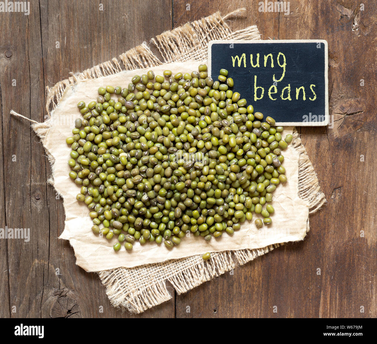 Les haricots mungo avec petit tableau sur une table Banque D'Images