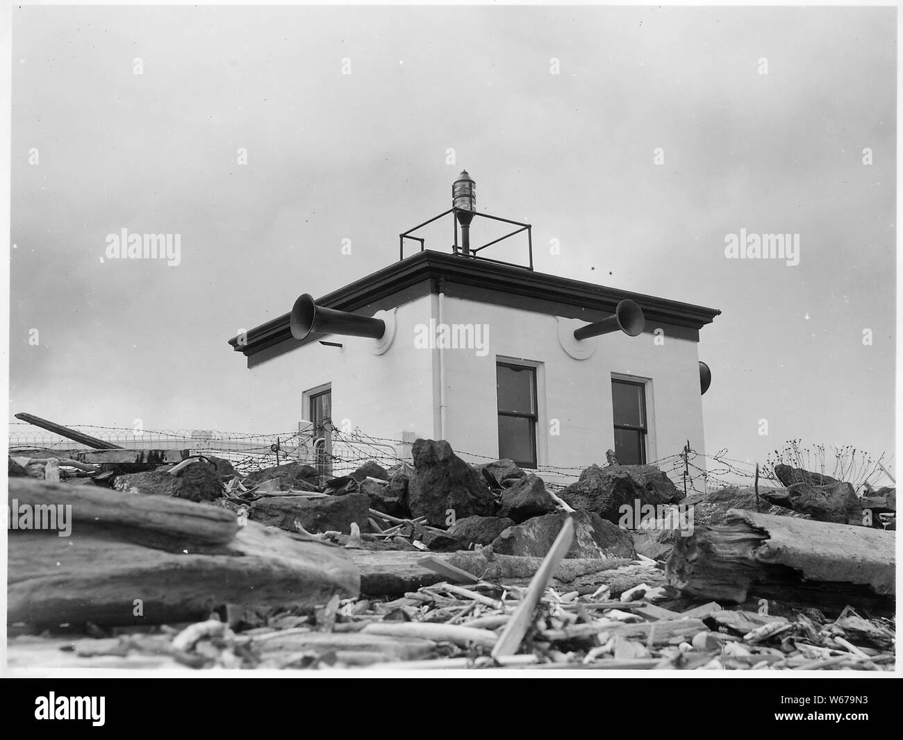 Marrowstone Point Tower, à l'ouest, avril 1945, ca. 1943 - ca. 1953 ; notes générales : Remarque Le fil de fer barbelé Banque D'Images