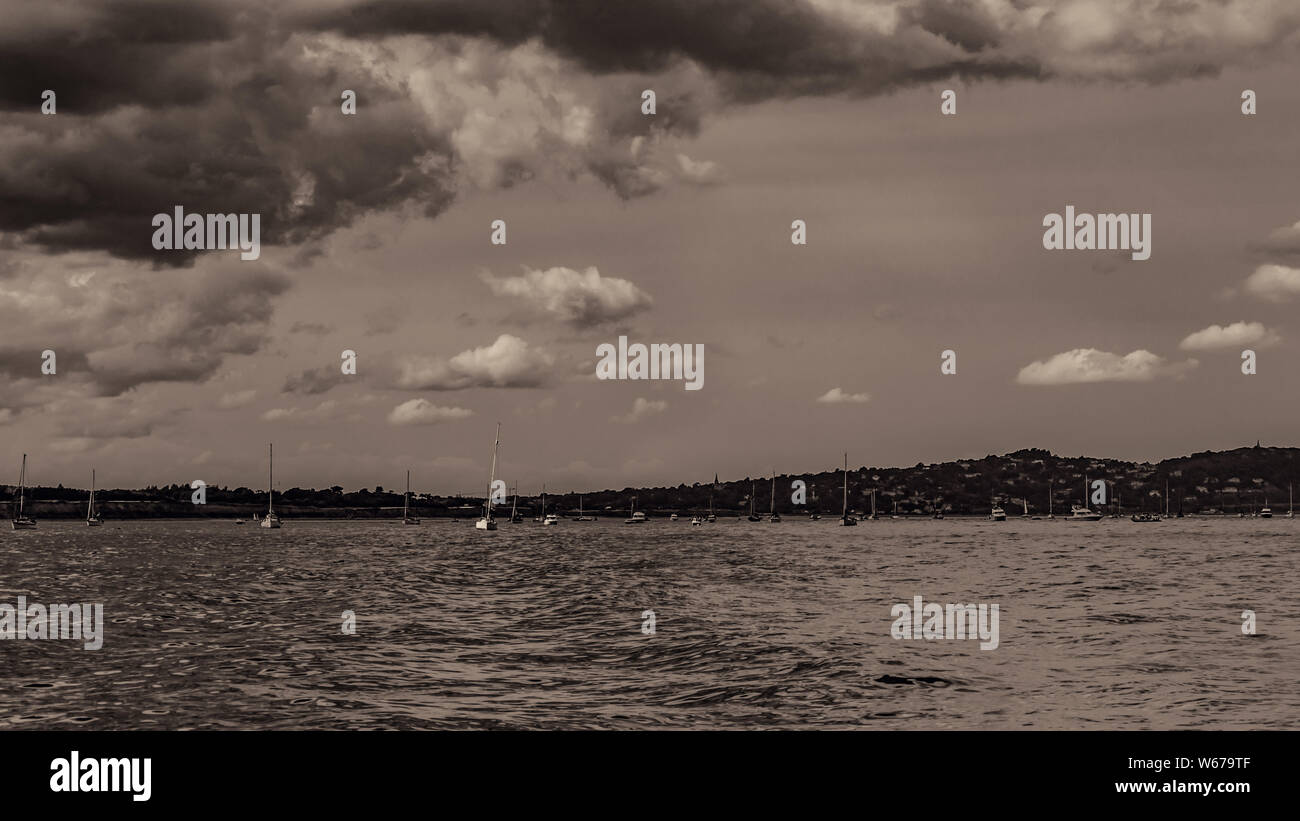 Vue panoramique à Sorrento Point, Dalkey, Bray, avec yachts ancrés à l'avant. Dublin, Irlande. Banque D'Images
