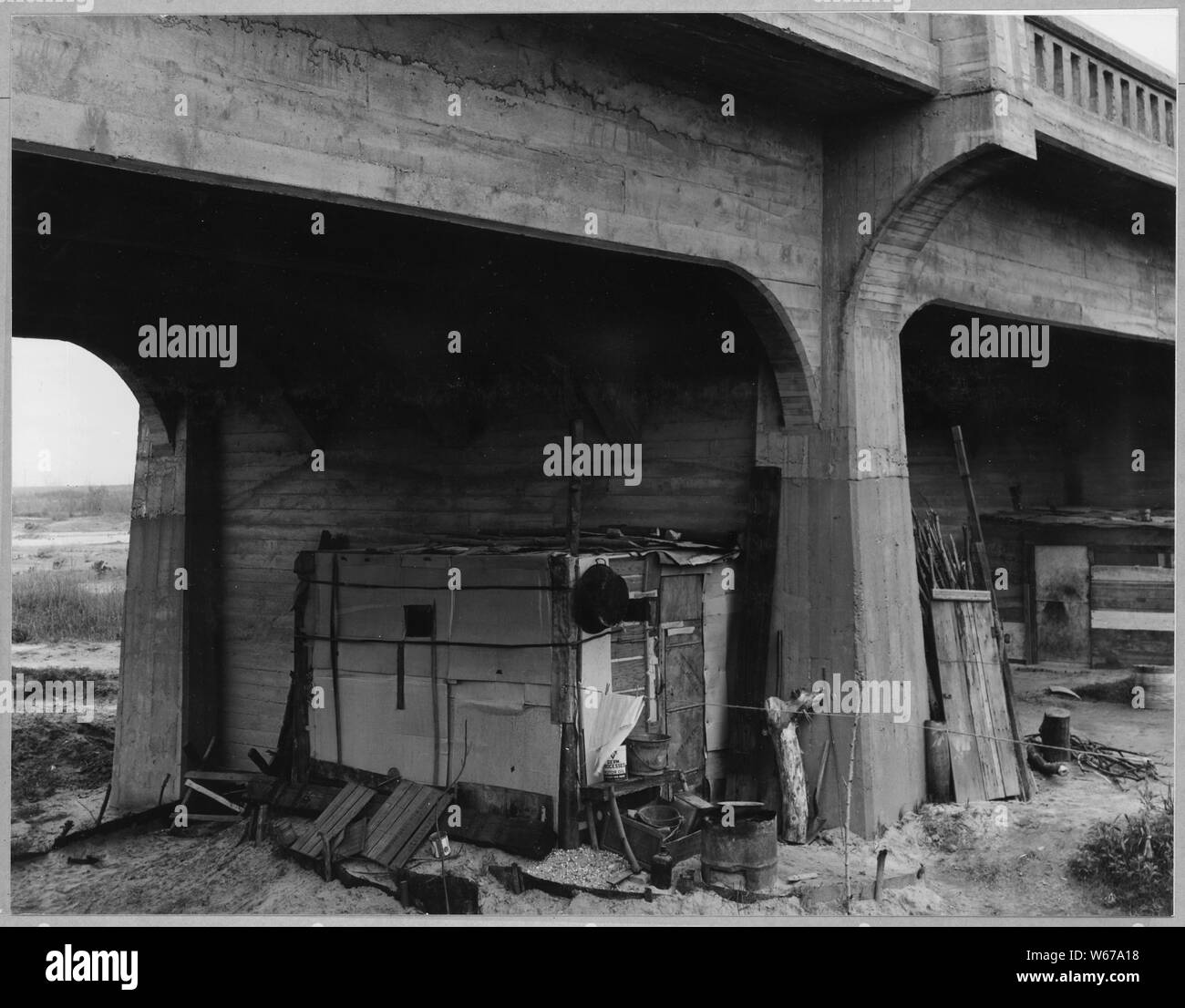 Marysville, Yuba County, en Californie. Des cabanes de squatters sous le pont de la rue d... Sur le bord du vieux Califo . . . ; Portée et contenu : la légende complète se lit comme suit : Marysville, Yuba County, en Californie. Des cabanes de squatters sous le pont de la rue d... Sur le bord de la vieille ville agricole de la Californie. Il y a 28 tels des cabanes sous les arches de ce pont, occupé principalement en logements semi-permanents par les hommes célibataires. Les familles vivent sur la télévision. Banque D'Images