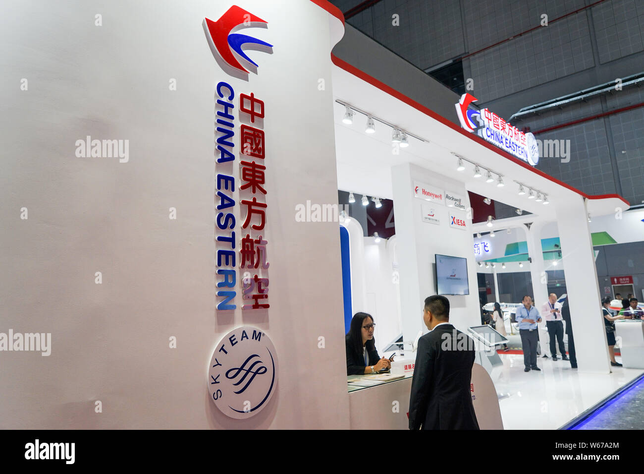 --FILE--personnes visitent le stand de China Eastern Airlines au cours de la Shanghai International Aerospace 2018 Salon des technologies et équipements à Shang Banque D'Images