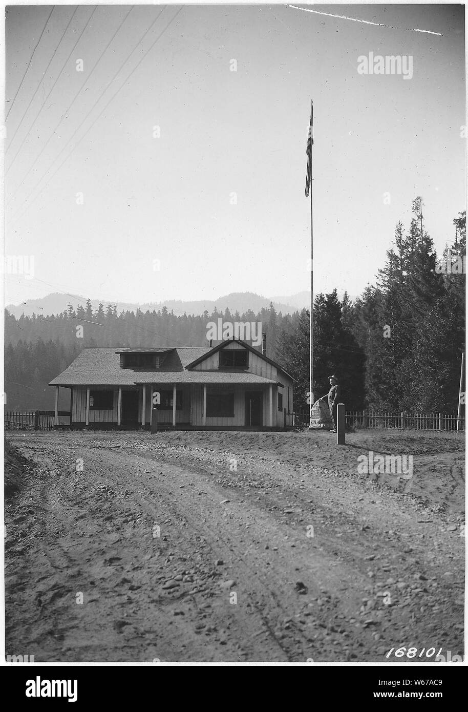 Mckenzie Bridge Station forestière, Monument des pionniers avec Ranger Taylor. ; notes générales : Ranger Taylor a été responsable de l'Pioneers' Monument. Banque D'Images