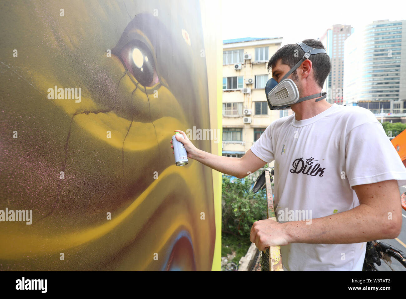 L'artiste espagnol Dulk crée le mur peinture 'Troubadours' avec le thème sur les soins des enfants et des animaux sur un bâtiment résidentiel sur Dongfang Road Banque D'Images