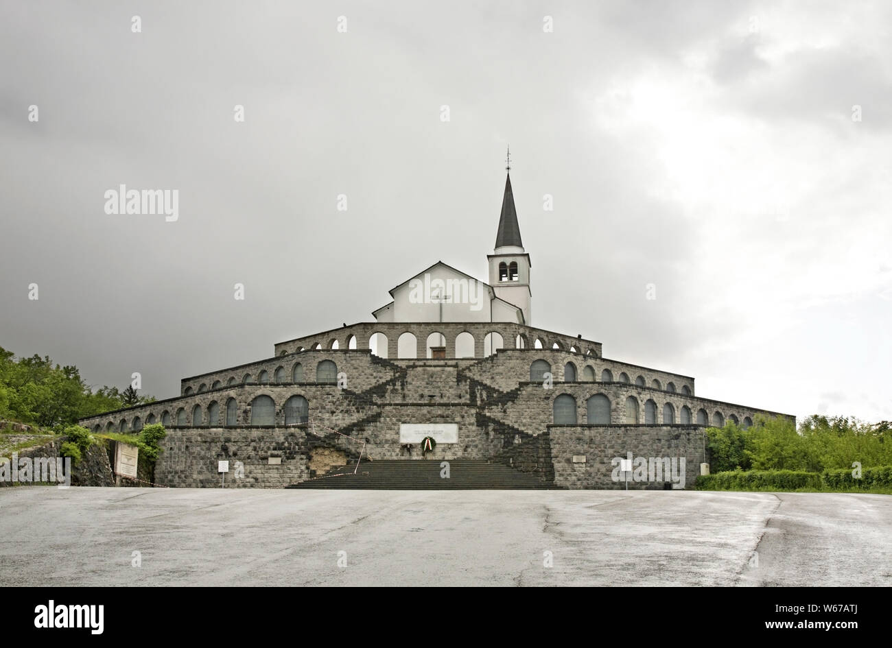 À l'église-monument des soldats italiens tombés au-dessus de Caporetto à Yngsjö. La Slovénie Banque D'Images