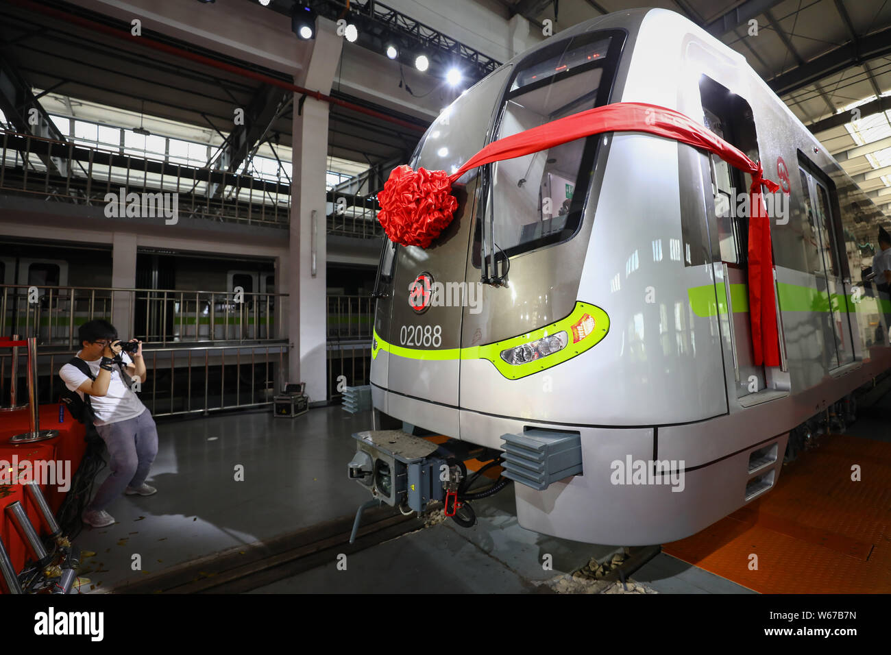 Vue de la 5000ème subway transport au cours de la cérémonie marquant le système de métro de Shanghai qui reçoit son 5 000ème chariot pour le métro ligne 2 à Beidi Banque D'Images