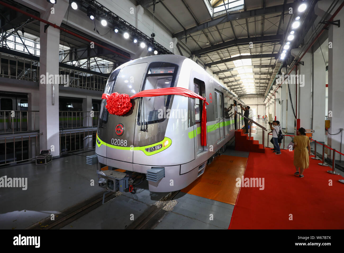 Vue de la 5000ème subway transport au cours de la cérémonie marquant le système de métro de Shanghai qui reçoit son 5 000ème chariot pour le métro ligne 2 à Beidi Banque D'Images