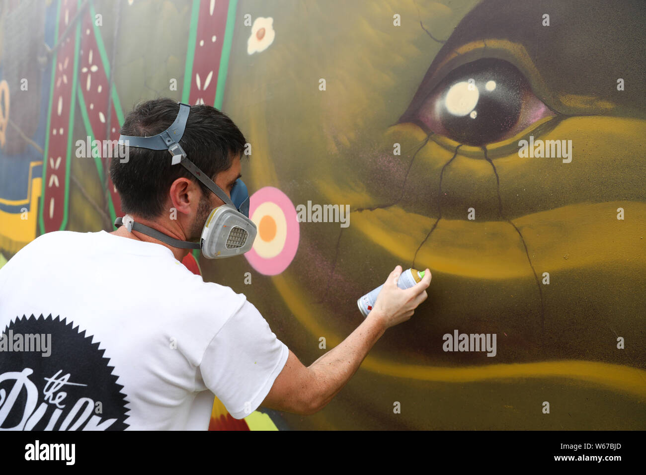 L'artiste espagnol Dulk crée le mur peinture 'Troubadours' avec le thème sur les soins des enfants et des animaux sur un bâtiment résidentiel sur Dongfang Road Banque D'Images