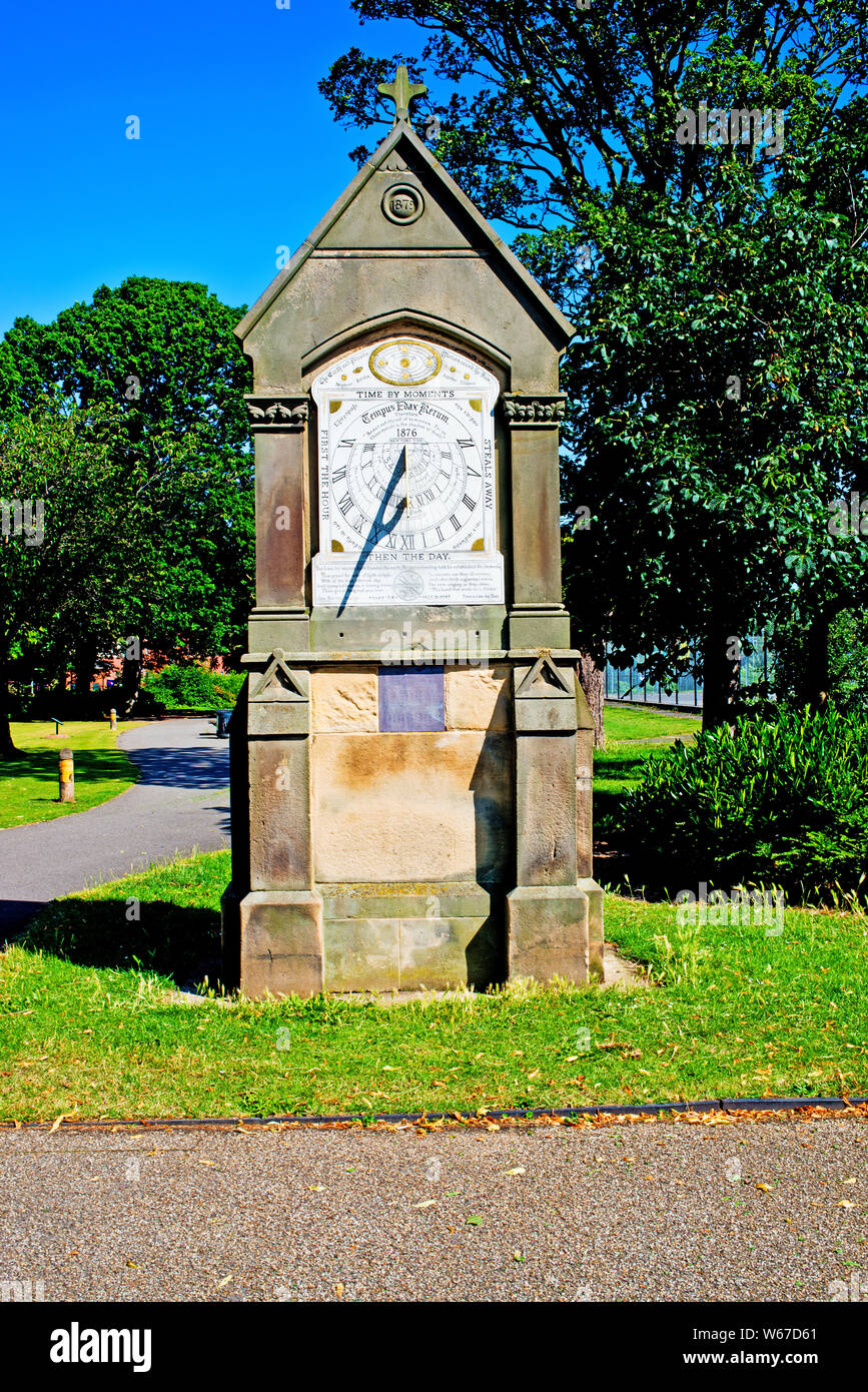 Cadran solaire daté 1879, l'Albert Park, Middlesbrough, Cleveland, Angleterre Banque D'Images
