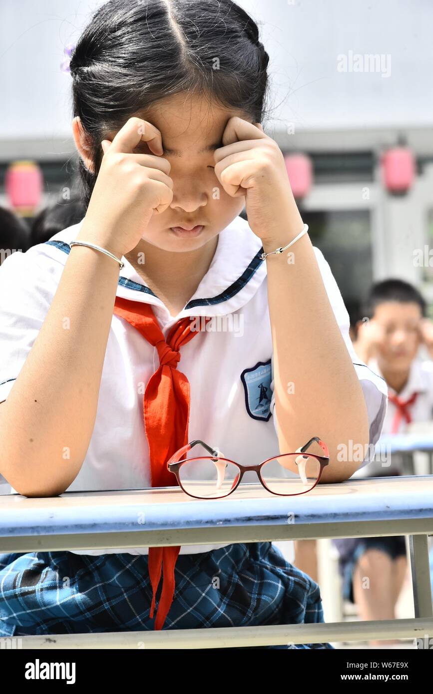 --FILE -- un étudiant n'a courte vue des exercices d'oeil pendant les pauses à l'école primaire de la ville de Hefei, Chine de l'est l'Anhui province, 5 juin 2018. ' Étude d'une Banque D'Images