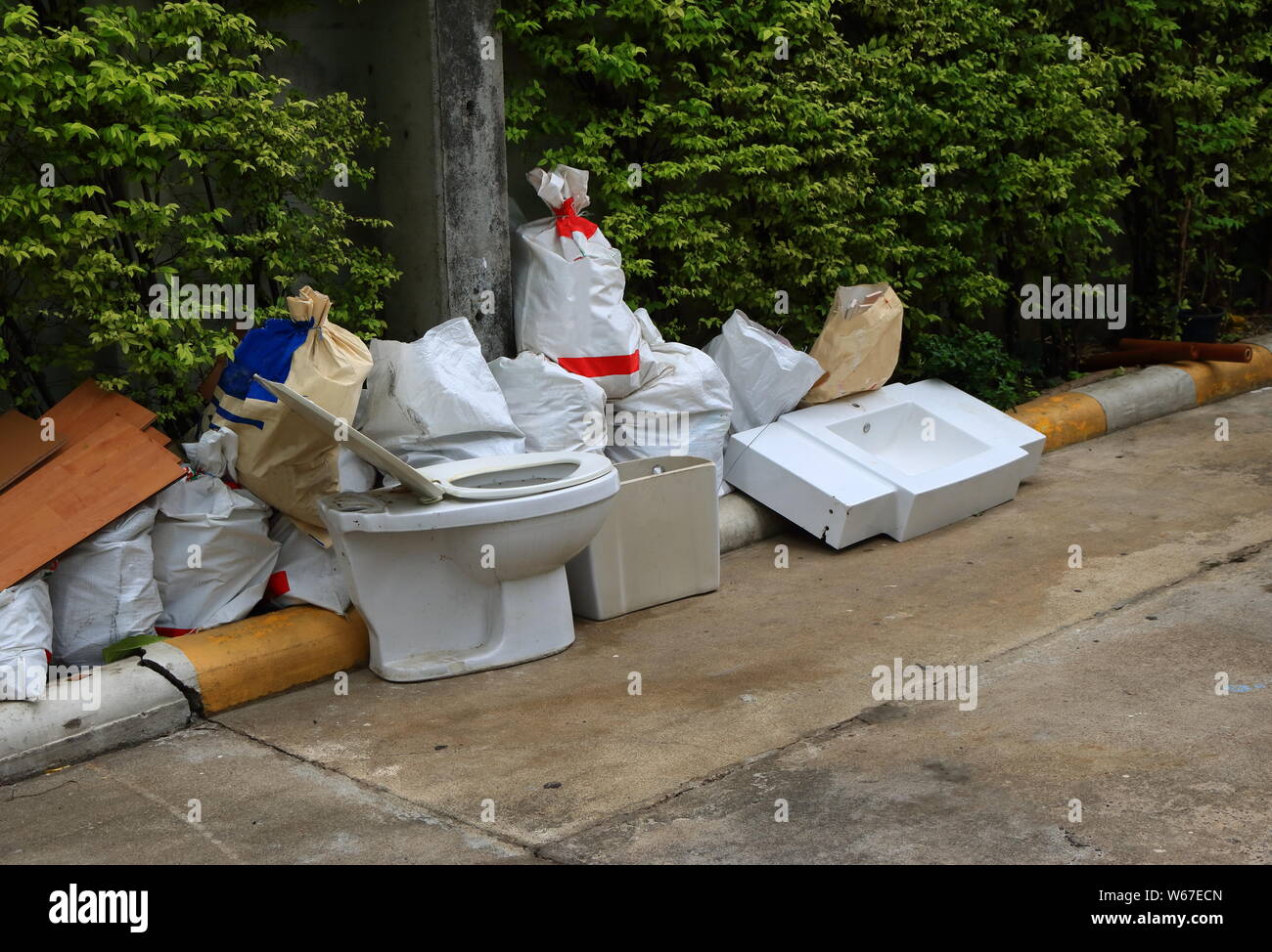 Endommagé des toilettes et d'un tas d'ordures déversées sur route Banque D'Images