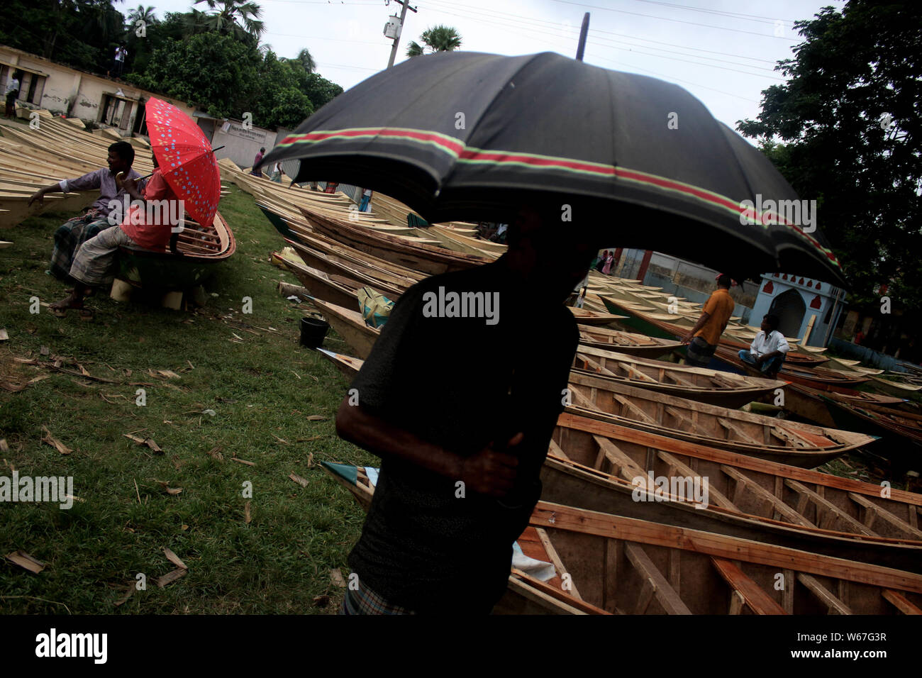 30 juillet 2019, Dhaka, Bangladesh : Traders Manikganj, vu l'attente pour le client à la voile, dans le marché de l'upazila de Manikganj Ghior.En raison du débit de Padma, Jamuna, Dhaleswari Ichhamati Kaliganga, et par le district, bas-fonds aller sous l'eau pendant la mousson ne laissant aucune option pour les résidents, mais d'acheter un bateau. Les résidents de ces zones sont à l'aide de bateaux depuis des décennies, selon les habitants. Crédit : Le Sultan Mahmud Mukut SOPA/Images/ZUMA/Alamy Fil Live News Banque D'Images