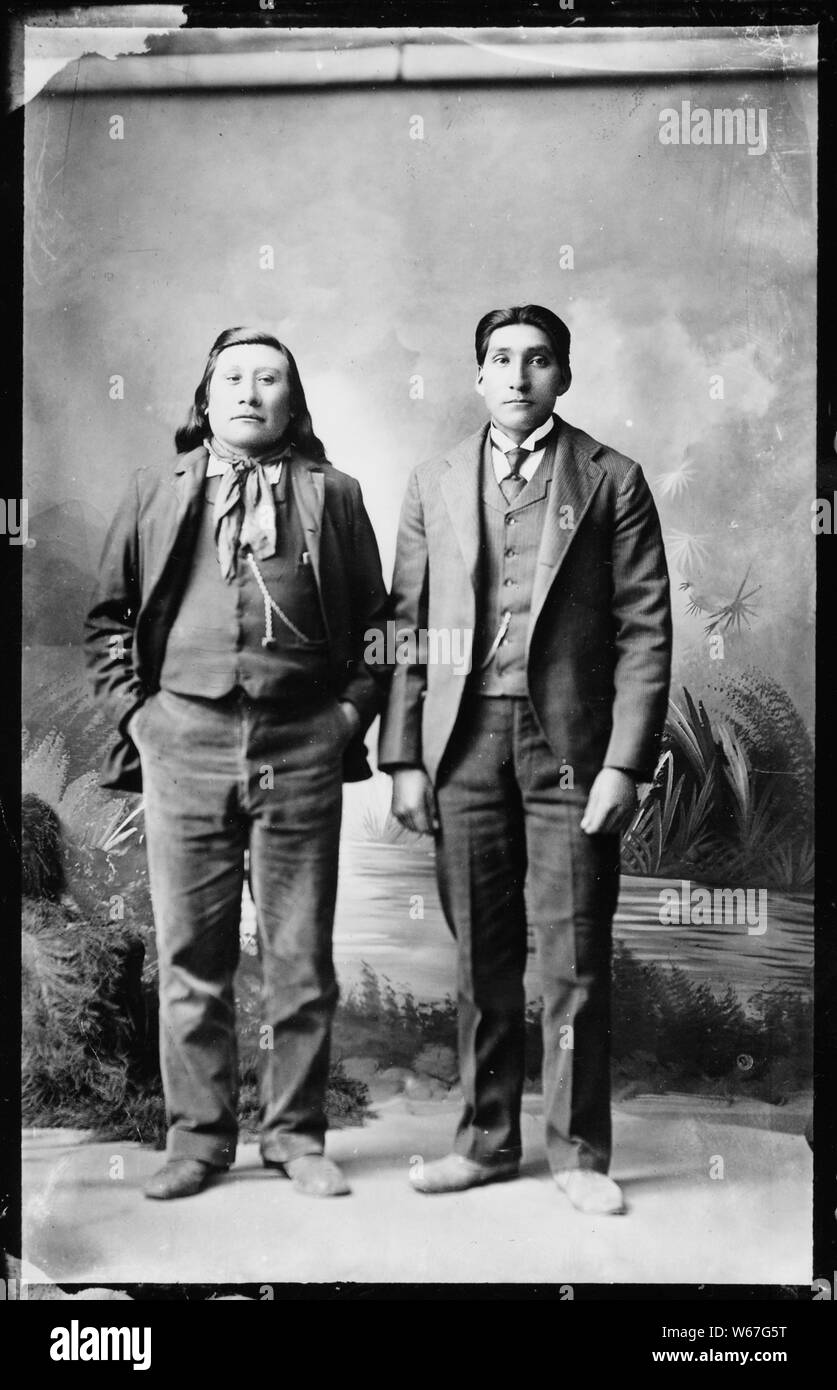 Les Amérindiens du sud-est de l'Ohio ; General notes : Cette photographie a été identifié par Joanna Scherer comme prises par Benedicte Wrensted, dont le studio photographique est situé à Pocatello, Idaho. Mme Scherer est un anthropologue qui travaille sur la Smithsonian Institution's , Handbook of North American Indians Projet. Wrensted appris la photographie de sa tante au Danemark dans les années 1880 et avait un studio à Horsens, Danemark pendant environ quatre ans. Wrensted est venu aux États-Unis à partir du Danemark en 1894, s'installe à Pocatello, andpurchased le studio de A.B. Hower en 1895. Elle a continué à p Banque D'Images