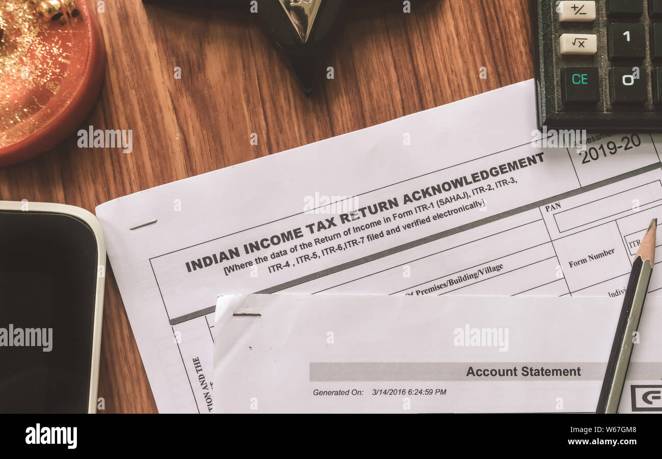 Close up of Indian Formulaire de retour d'impôt sur le revenu RIR-2 Formulaire de renvoi est sur la table à côté d'un stylo, calculatrice et un formulaire de demande de prêt hypothécaire accueil placé Banque D'Images