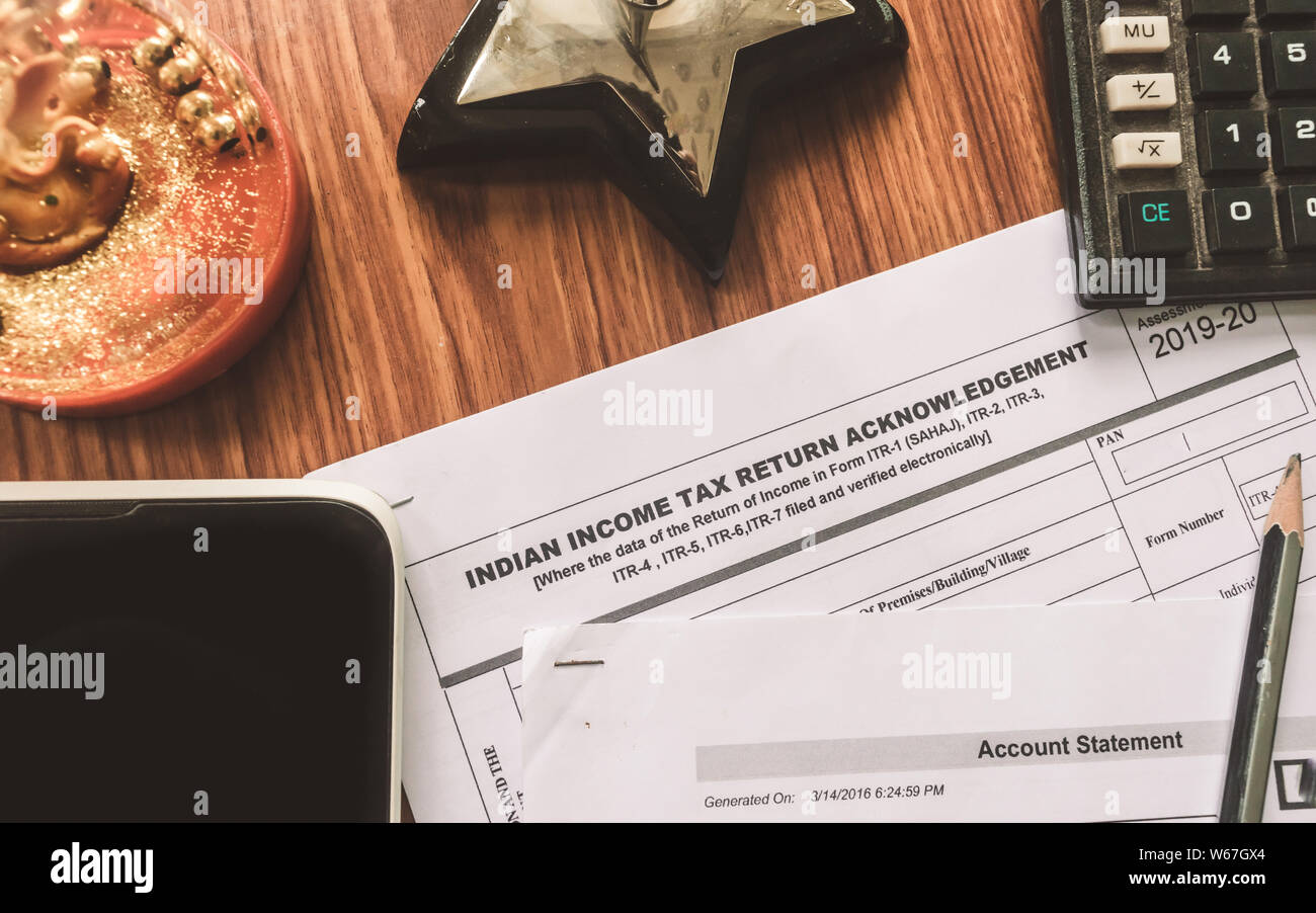 Close up of Indian Formulaire de retour d'impôt sur le revenu RIR-2 Formulaire de renvoi est sur la table à côté d'un stylo, calculatrice et un formulaire de demande de prêt hypothécaire accueil placé Banque D'Images