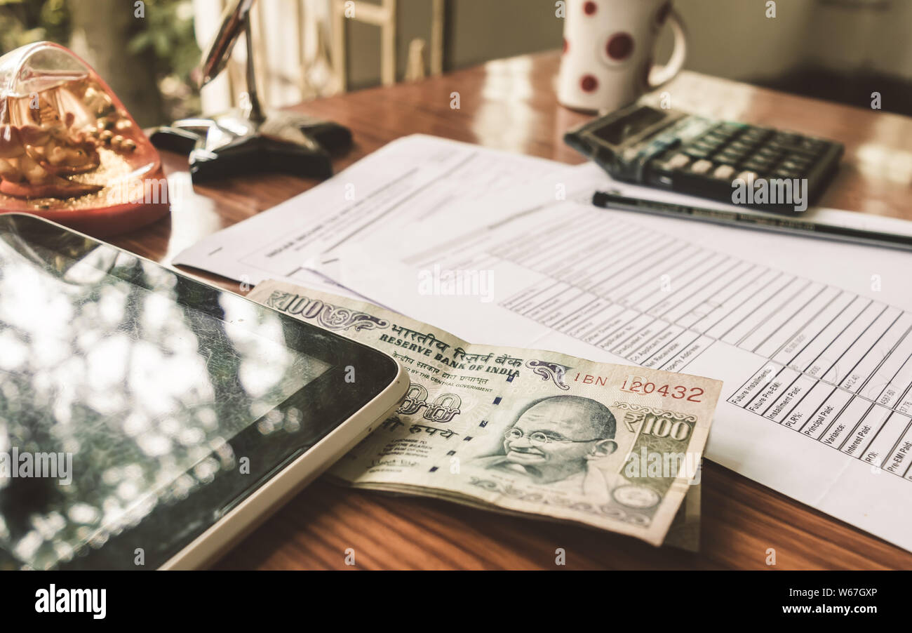Monnaie indienne est sur la table à côté d'un stylo, calculatrice, l'argent et un formulaire de demande placée sur le bureau. Concept d'affaires financières. Banque D'Images