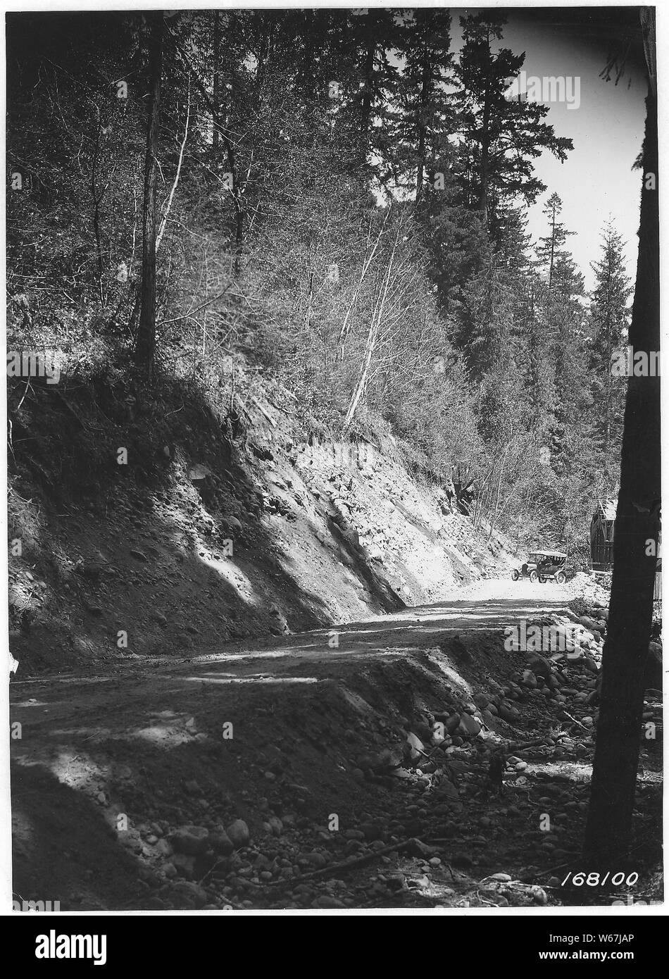 Nouvelle route de Foley Springs sur Mckenzie River District, Cascade, forêt de l'Oregon, 1922. Banque D'Images