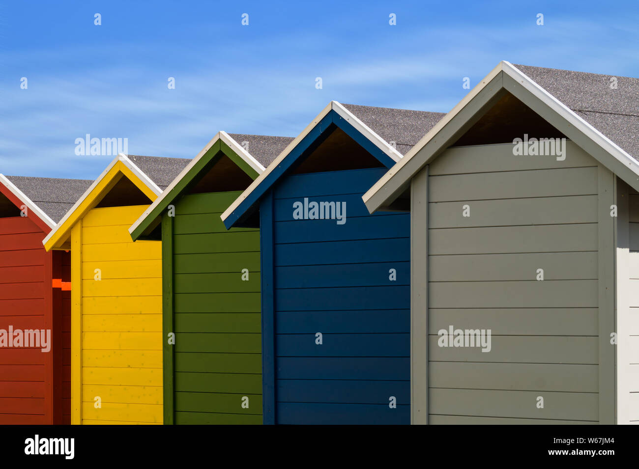 Changement de couleur à la plage des huttes de casier en Allemagne. Les vacances d'été à la plage. Banque D'Images