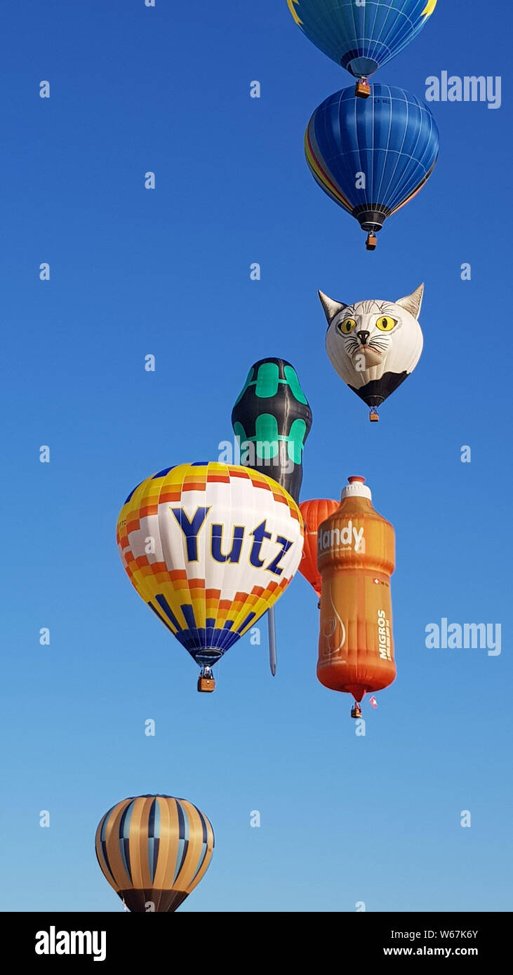 Plus de 400 ballons à air a tenté de briser le record du monde de décollage dans le Grand Est de l'air festival mondial des ballons à la base aérienne de Chambley-Bussières dans l'est de la France, le 29 juillet 2019. Le rassemblement attire plus de 1 000 ballons à air chaud de partout dans le monde et est la réunion la plus importante dans le monde. Banque D'Images Plus de 400 ballons à air a tenté de briser le record du monde de décollage dans le Grand Est de l'air festival mondial des ballons à la base aérienne de Chambley-Bussières dans l'est de la France, le 29 juillet 2019. Le rassemblement attire plus de 1 000 ballons à air chaud de partout dans le monde et est la réunion la plus importante dans le monde. Banque D'Images