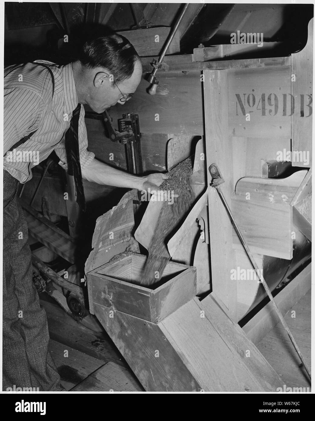 Newberry County, Caroline du Sud. Les mauvaises herbes, les graines étrangères et la paille comme supprimé par le nettoyeur de la graine, le sud de . . . ; Portée et contenu : la légende complète se lit comme suit : Newberry County, Caroline du Sud. Les mauvaises herbes, les graines étrangères et la paille comme supprimé par le nettoyeur de la graine de coton du Sud, société pétrolière, Newberry, Caroline du Sud. L'équipement de nettoyage des semences a été installé avec l'aide de l'Université Clemson Extension Service pour répondre à un marché agricole et l'amélioration des semences ont besoin. Depuis l'installation de cet équipement 166 000 livres de Lespedeza, 20 000 bu. de petit grain, 60 000 livres de trèfle incarnat, 70 000 livres Banque D'Images