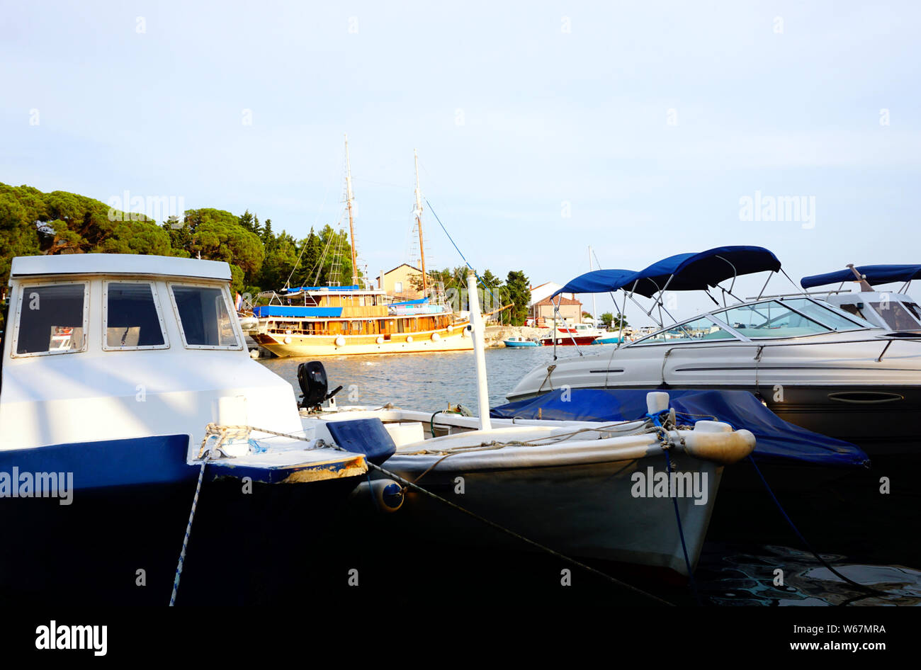 Mandre, île de Pag, Croatie, 27 juillet 2019. Fond d'été avec des bateaux et bateau amarré au port, dans la ville touristique sur l'île de Pag Banque D'Images