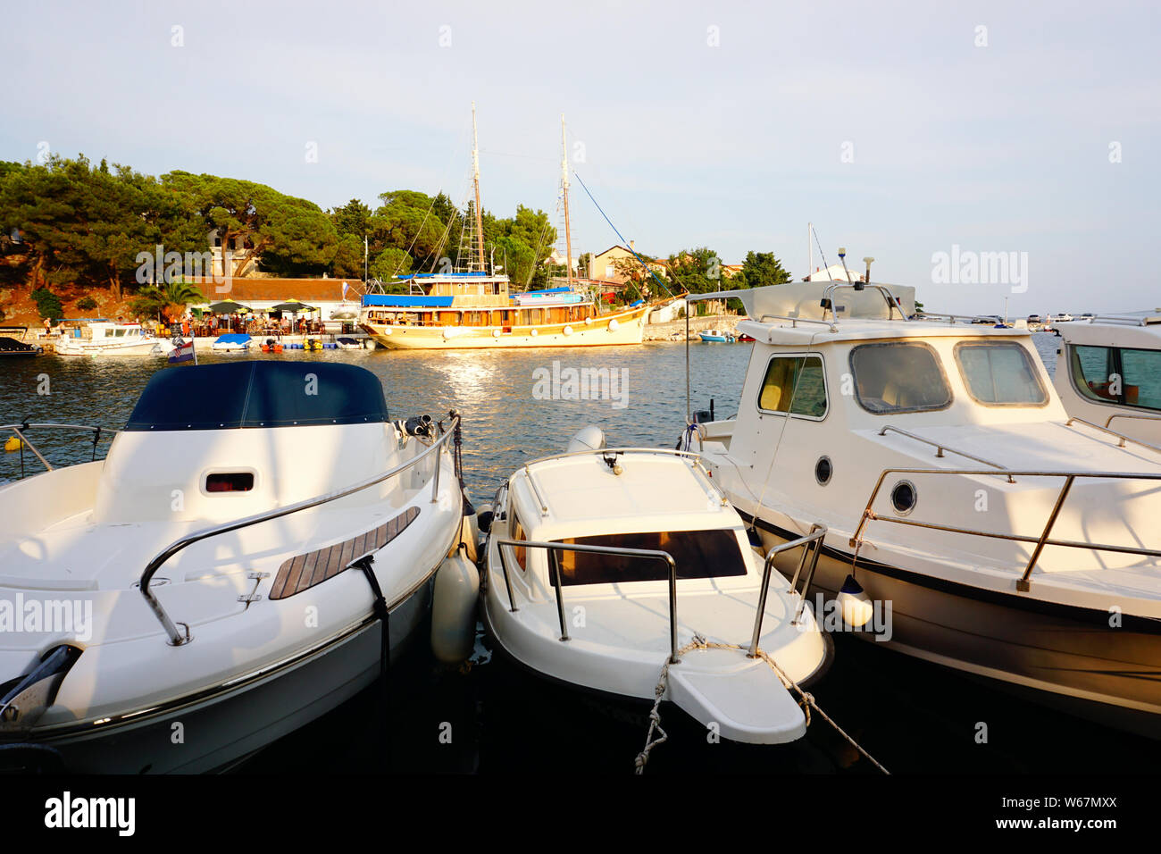 Mandre, île de Pag, Croatie, 27 juillet 2019. En été, petit port avec l'amarrage des bateaux sur le littoral dans le coucher du soleil Banque D'Images