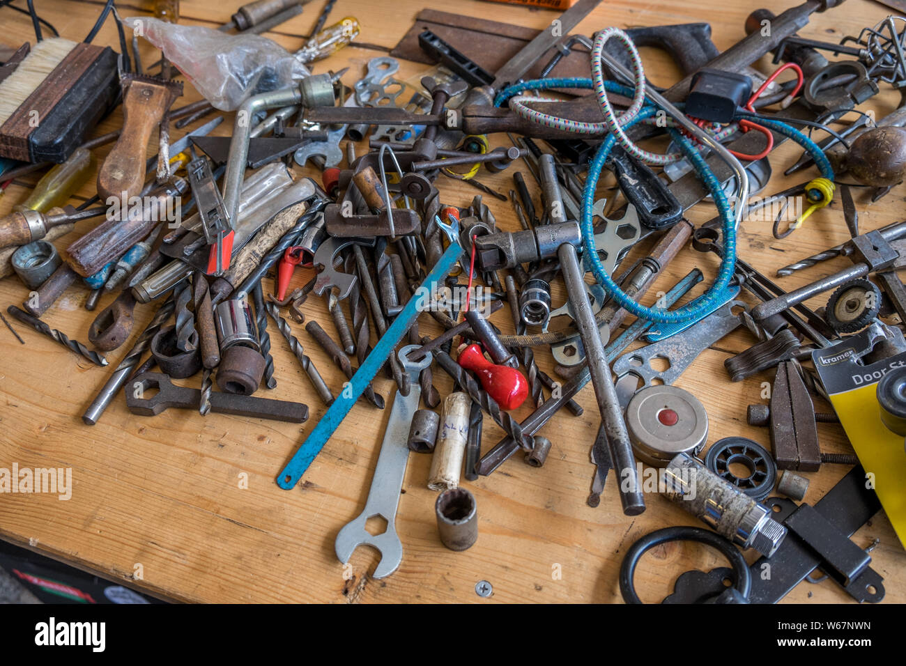 Un fatras de workman's tools sur un étal du marché Banque D'Images