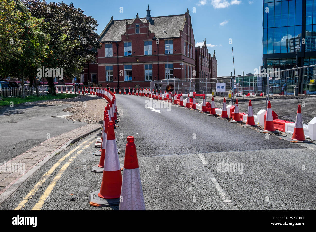 Cônes de sécurité routière le long de la chaussée où les travaux sont en cours Banque D'Images