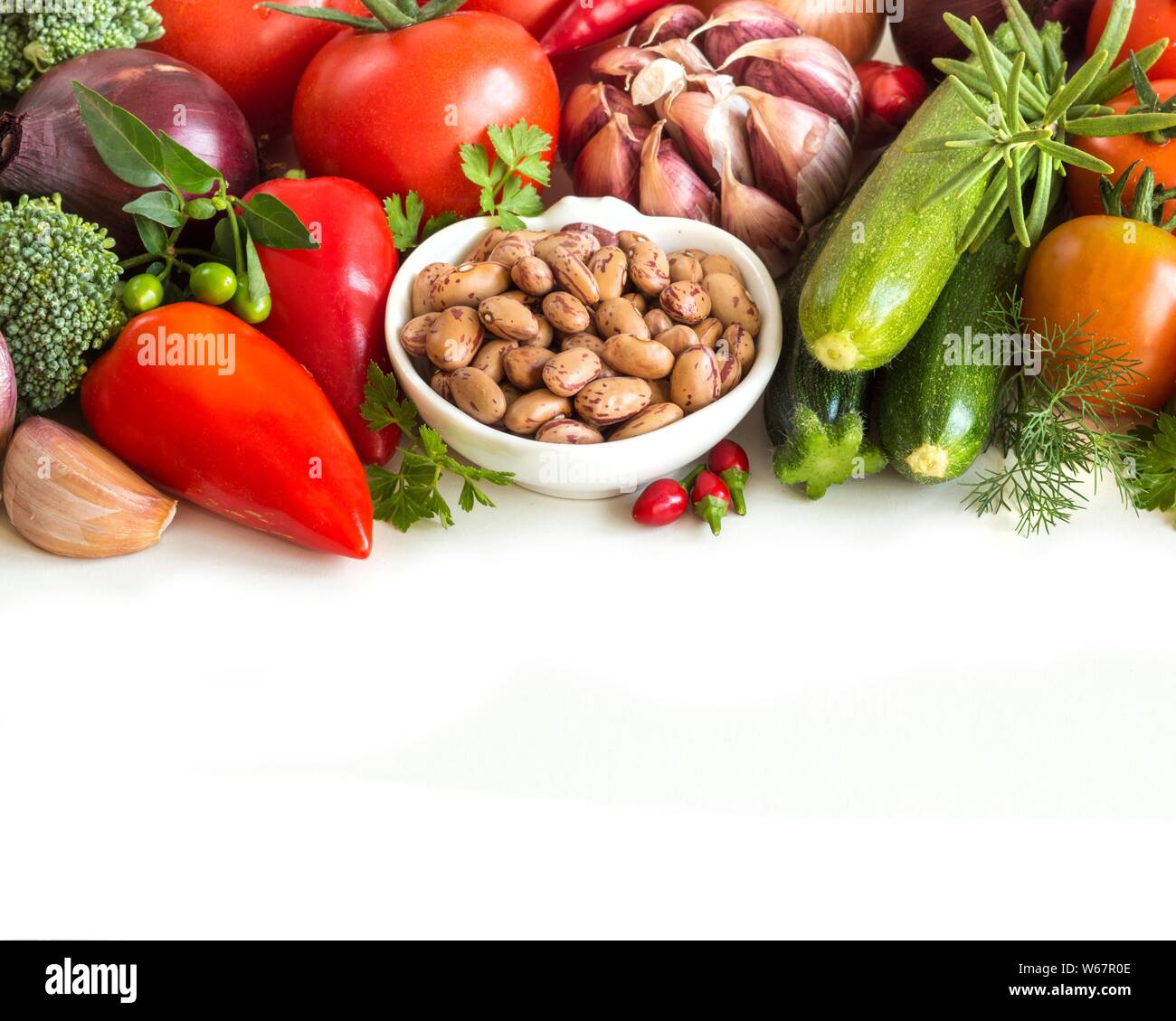 Les haricots pinto et légumes crus isolated on white Banque D'Images