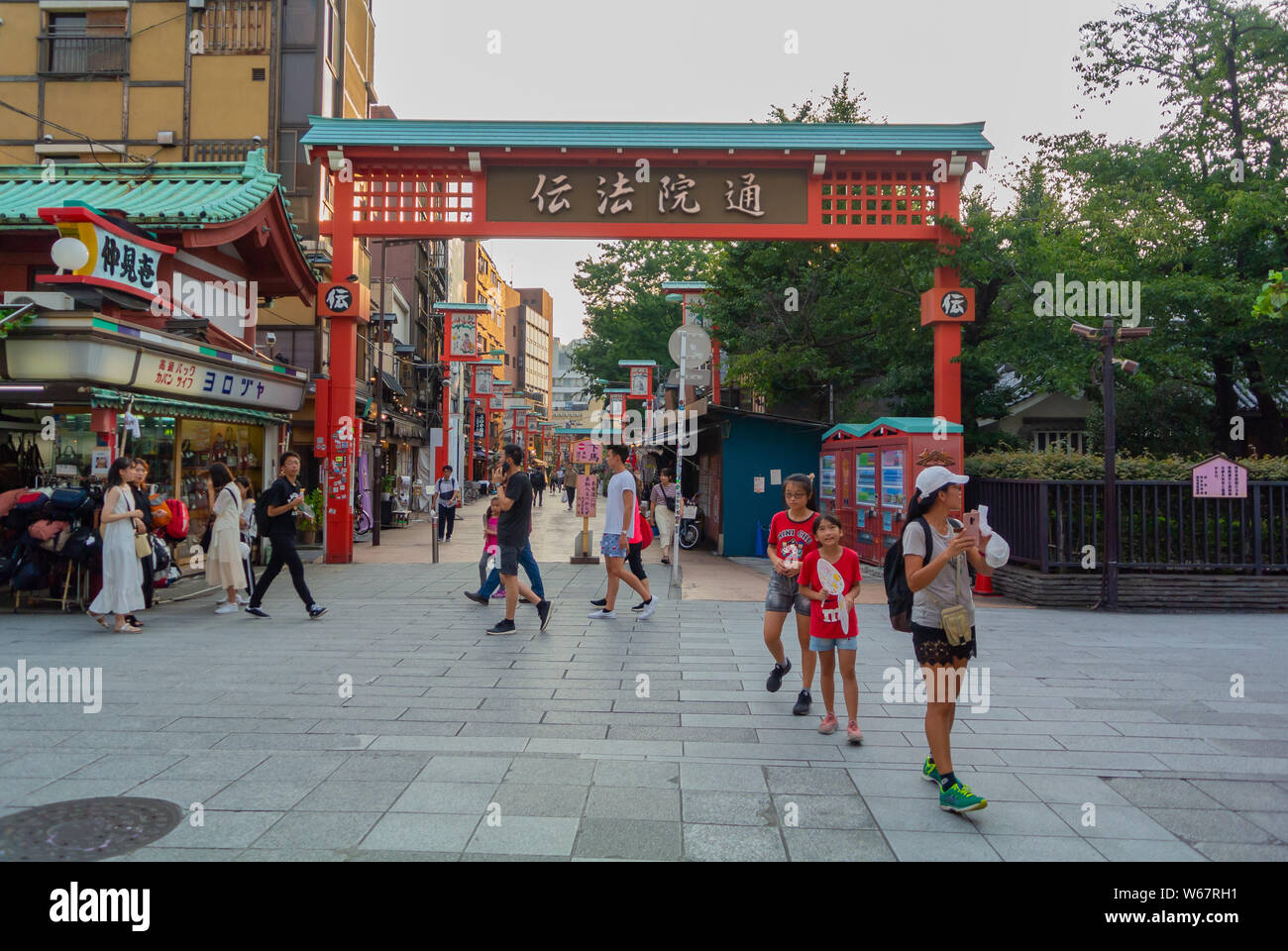 Viviting touristes senso ji, Asakusa, Tokyo, Japon, 2019 Banque D'Images