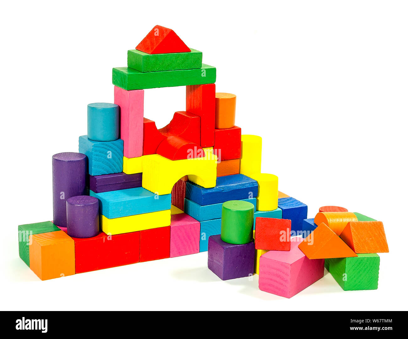 Pyramide de blocs de bois colorés isolé sur fond blanc Banque D'Images