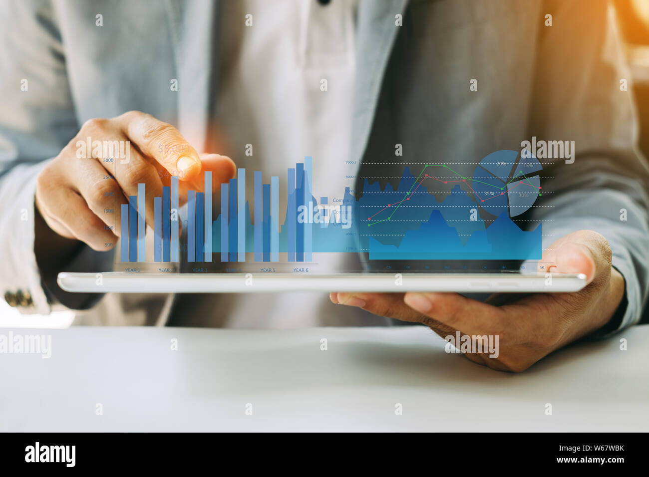 L'analyse financière de l'entreprise Investisseurs Affaires fonds communs de travail rapport numérique avec la technologie graphique de réalité augmentée. Concept pour affaires, Banque D'Images