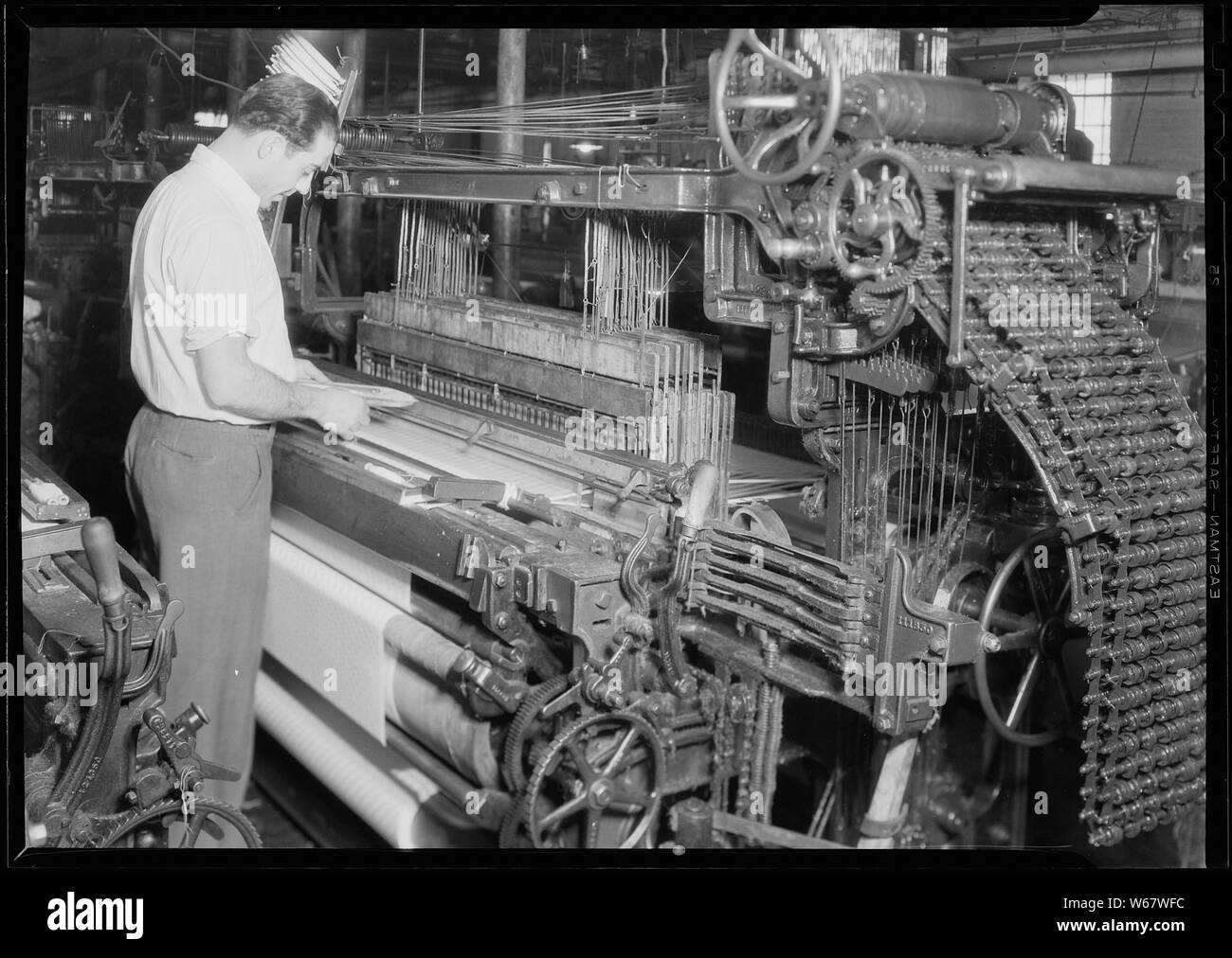 Paterson, New Jersey - Textiles. Wishnack Silk Company. Fantaisies étant tissés. Vue frontale d'un Crompton Knowles 4 x 472 à tisser avec une tête de niveau intermédiaire. Le métier particulier illustré est l'aide de 16 arbres, mais a une capacité de 25. Banque D'Images