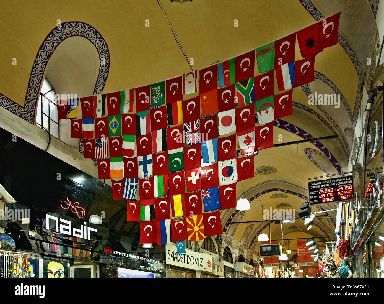 Drapeaux dans le Grand Bazar à Istanbul Banque D'Images
