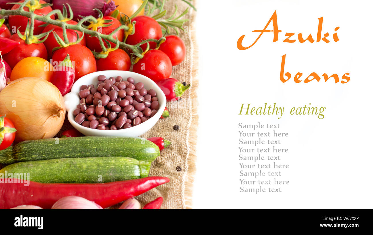 Les haricots azuki organiques secs dans un bol et les légumes Banque D'Images