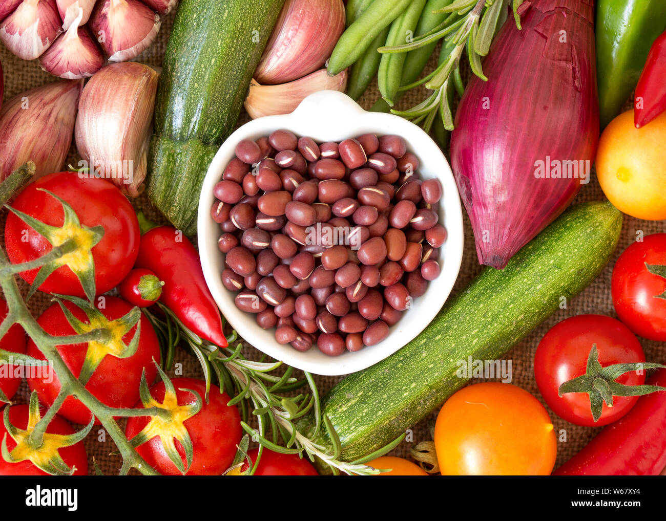 Les haricots azuki organiques secs dans un bol et les légumes Banque D'Images