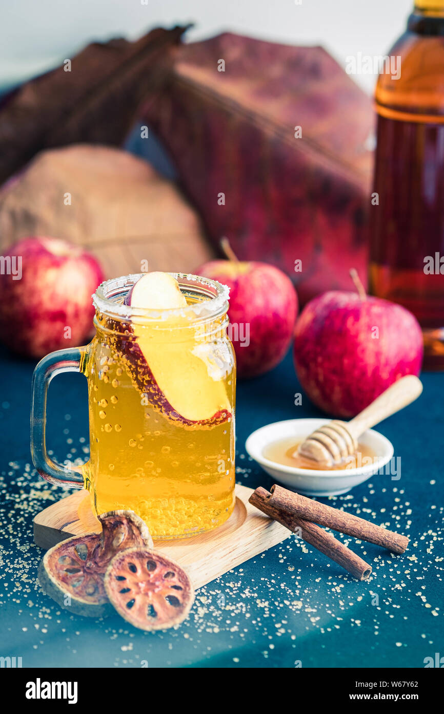 Verre de bael en bonne santé, pomme d'or, le thé à la cannelle, miel et appel Banque D'Images