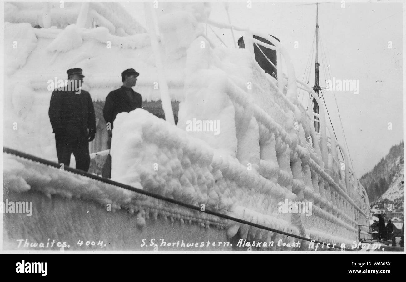 Carte postale. S.S. le nord-ouest. Sur la côte de l'Alaska après une tempête. (Navire couverte de glace et de neige.) Banque D'Images