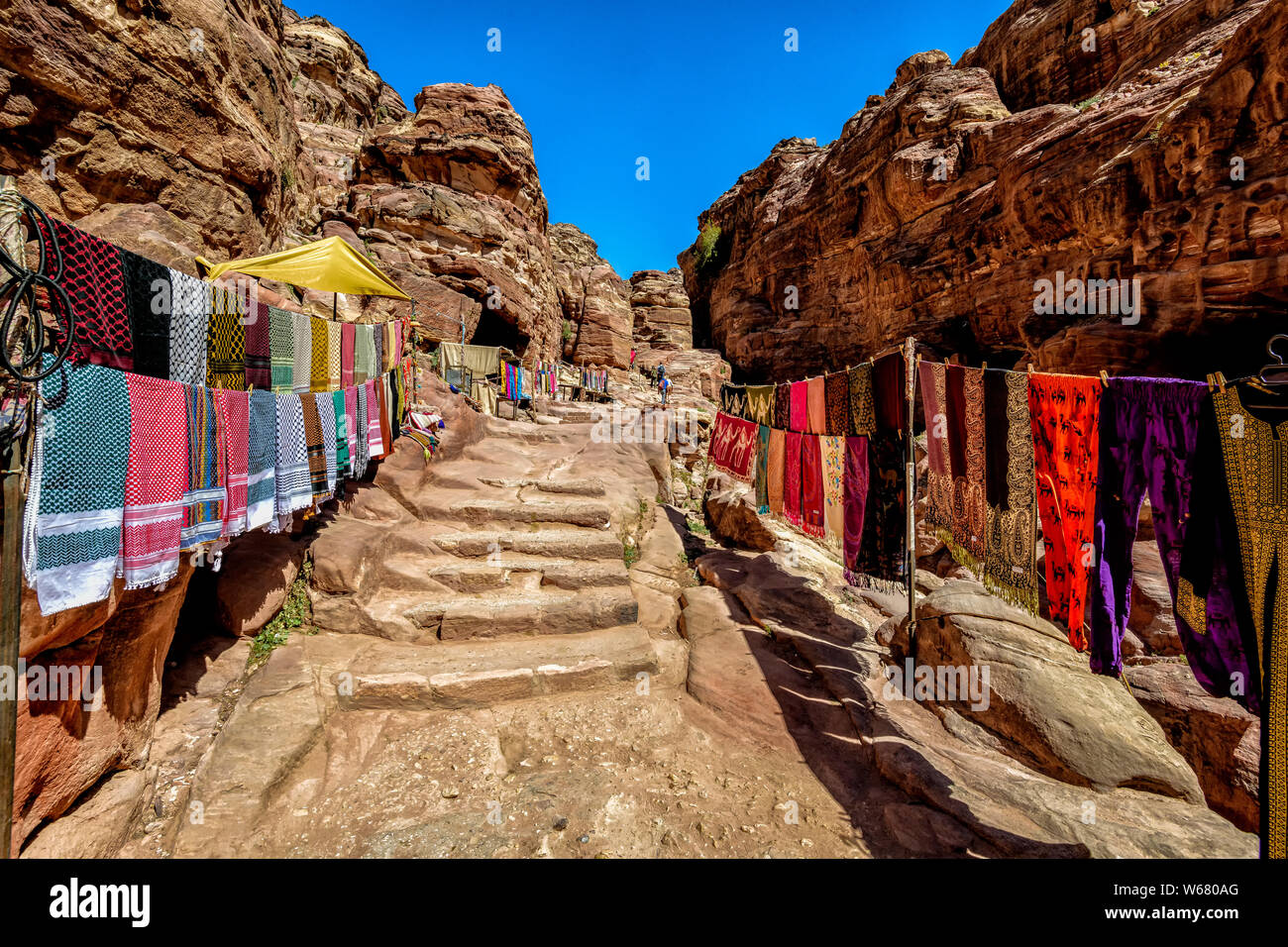 Les vendeurs de bédouins de la ligne le long de la route d'environ 850 marches taillées dans le Wadi Deir ad menant à la monastère à Petra en Jordanie Banque D'Images