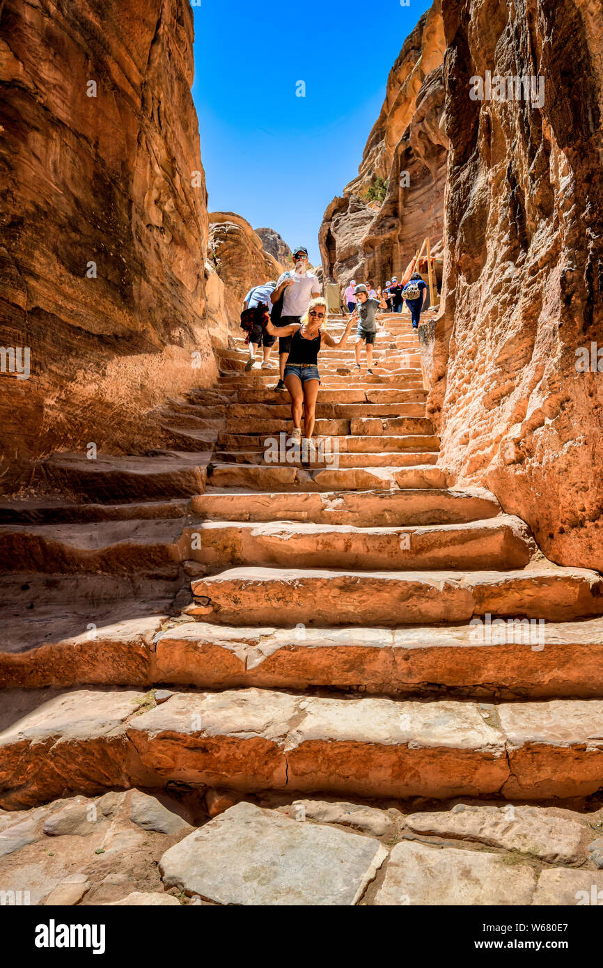 Le retour du monastère le long des étapes d'une érosion des vols de l'ancienne voie processionnelle Banque D'Images