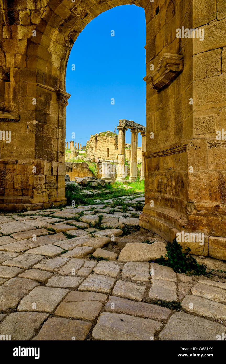 Les ruines de Jerash, wihich est l'emplacement des ruines de la ville gréco-romaine de Gérasa, comme vu par le nord le long du Decumanus Nord Tétrapyle Banque D'Images