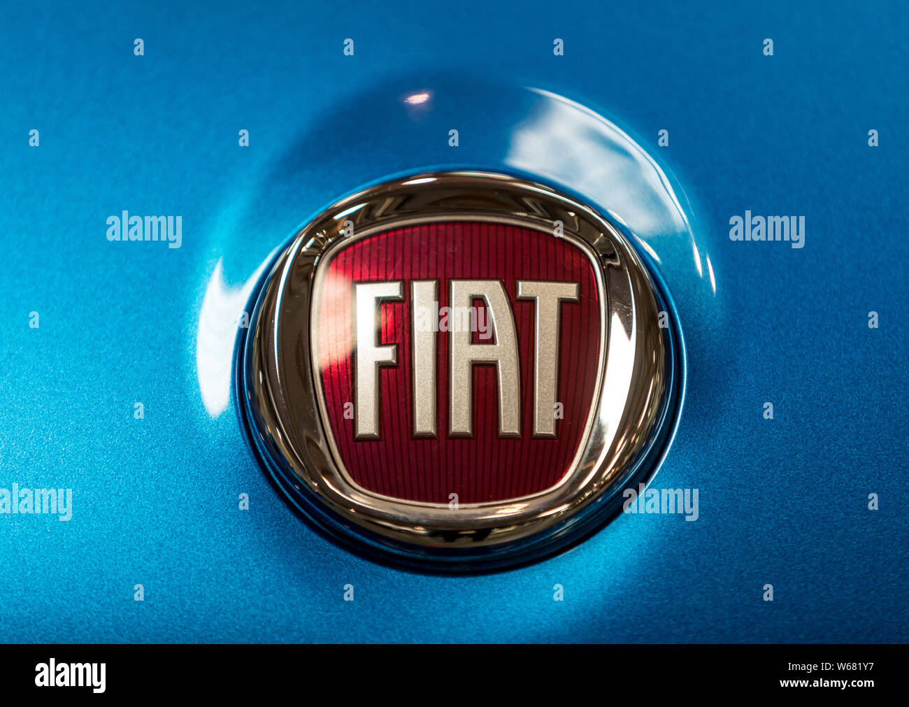 Cracovie, Pologne - 18 mai 2019 : Fiat logo métallique sur le gros plan affiché à l'automobile Fiat Moto Show à Cracovie en Pologne. La plupart des exposants présents interes Banque D'Images