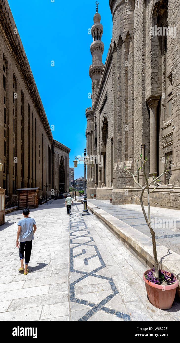 Entre la voie d'ornement pavée Al-Rifa'i Mosquée et la mosquée du Sultan Hassan Madrassa Banque D'Images