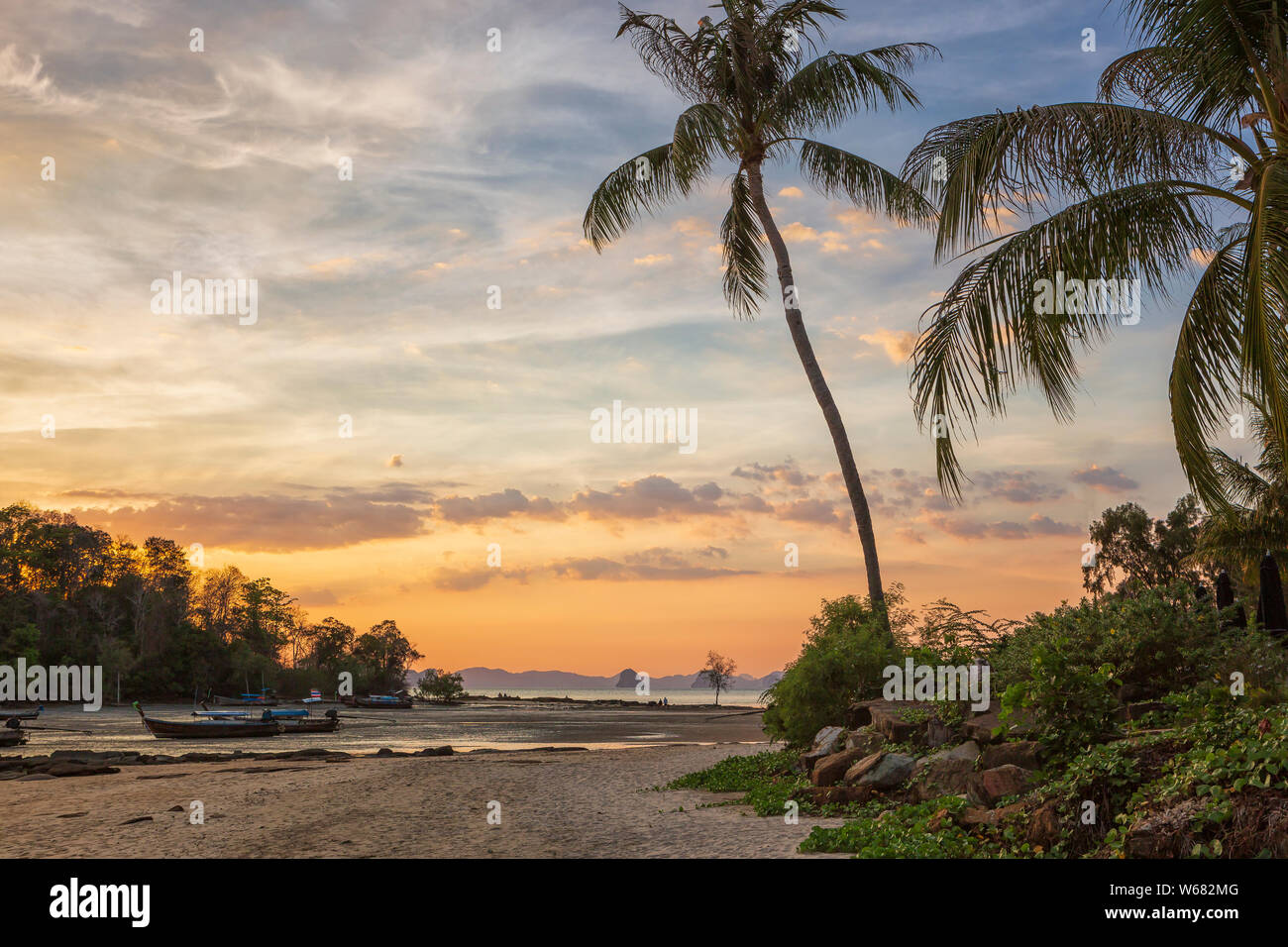 Coucher du soleil à Klong Muang Beach, Krabi, Thaïlande Banque D'Images