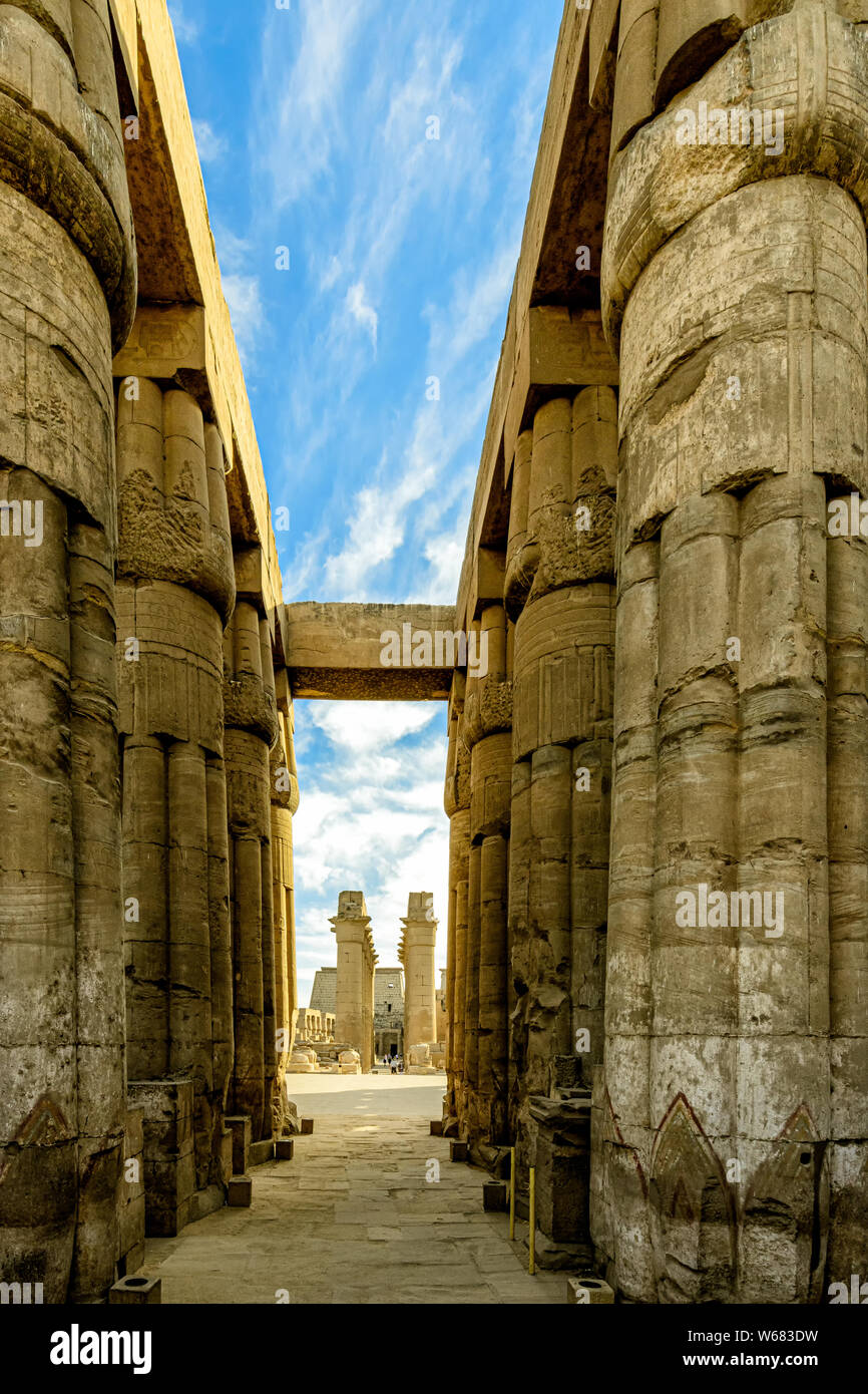 Une double rangée de Papyrus-bud colonnes dans la grande cour de Ramsès II, temple de Louxor complex Banque D'Images